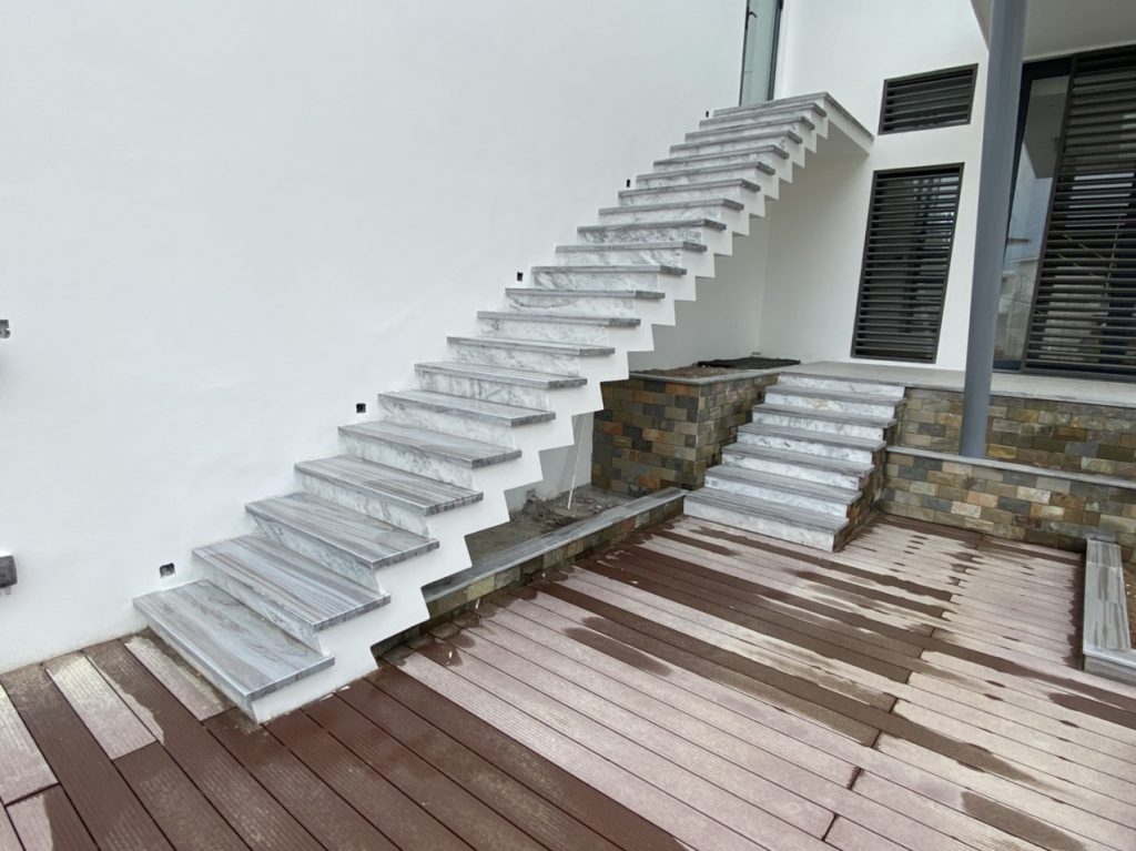 Cầu thang được CB HITECH thi công bằng đá Spider Blue Grey ở công trình SeaHorse Cam Ranh Resort.