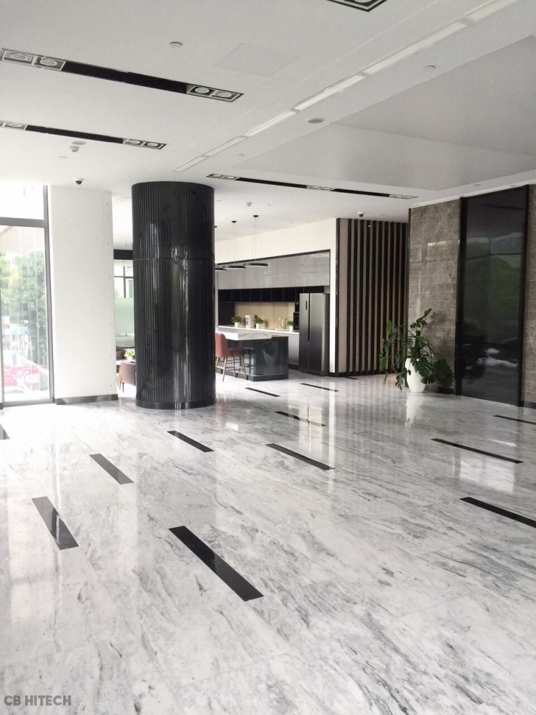Sảnh lễ tân trụ sở tập đoàn Thành Công được lát bằng đá marble trắng.