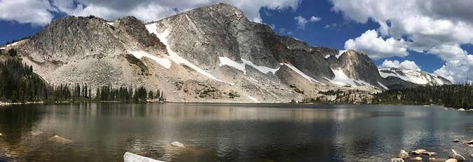 Đỉnh núi Medicine Bow ở Wyoming được làm từ đá thạch anh trắng hơn một tỷ năm tuổi. Ảnh: Wikimedia Commons của Fredlyfish4.